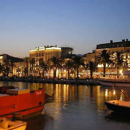 康福特伯公寓酒店 *